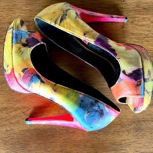 Very fun, multicolored Betsy Johnson Bradleey peep toe stilettos! GUC